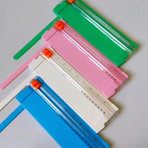 کاتر یا دستگاه برش کاغذ مدرج خط کش دار